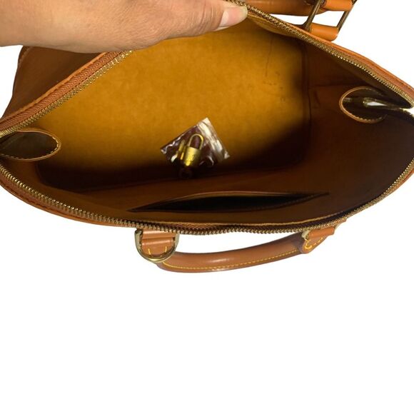 LOUIS VUITTON Authentic Epi Alma PM - Picture 11 of 15